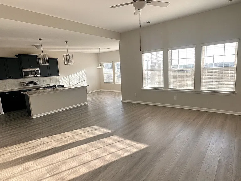289 Deerfield Dr NE — Photo 2