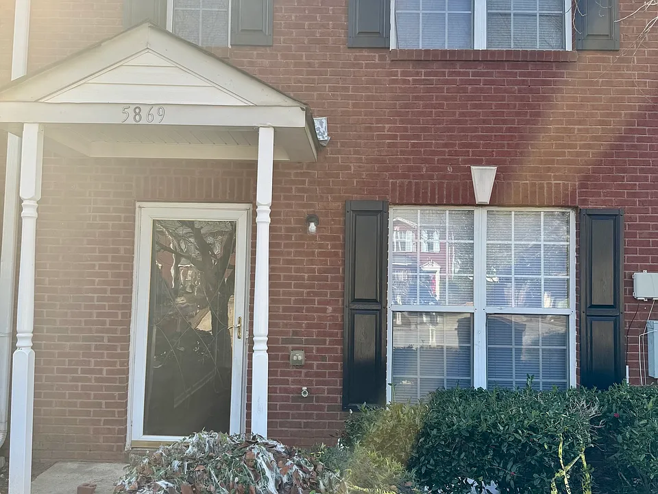 5869 Strathmoor Manor Cir