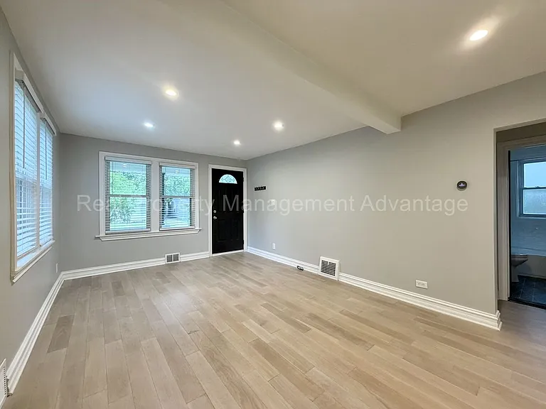 1330 E Chesterfield St — Photo 6