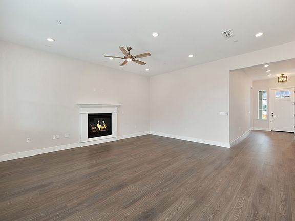 5th image of 517 Summerville Ct