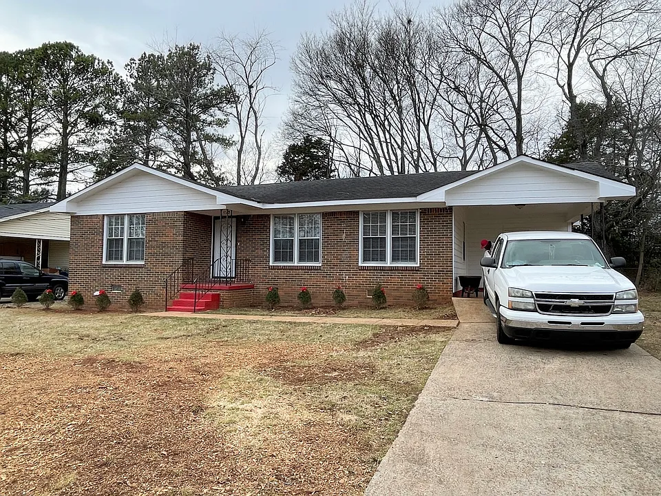 615 Austin Dr NW