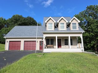 17 Waters Edge Dr, Lewiston, ME 04240