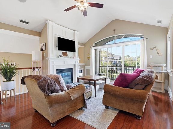 3rd image of 307 Alexander Ct