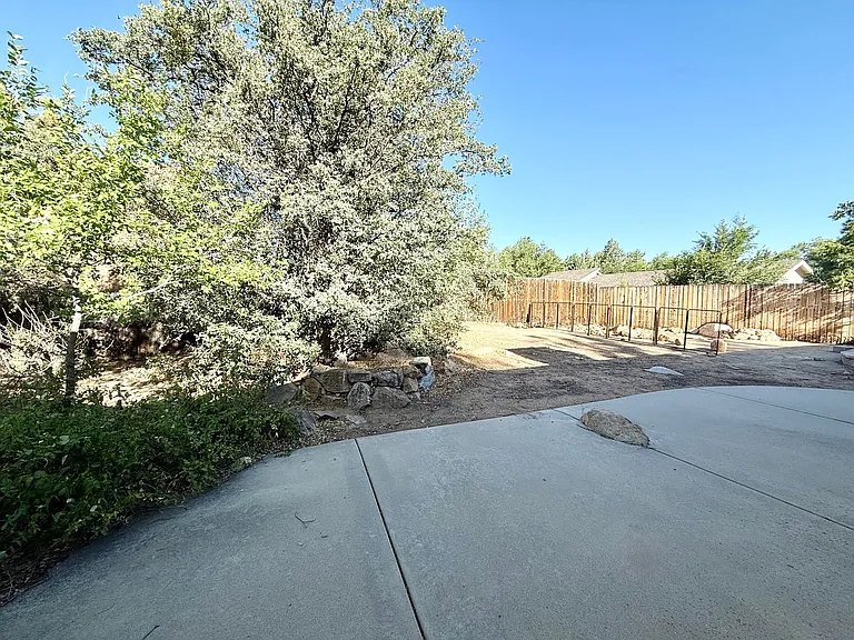 1460 Loren Dr — Photo 16