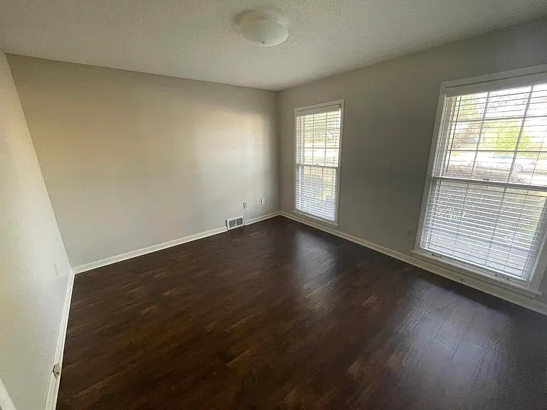 2420 Stratfield Dr — Photo 17