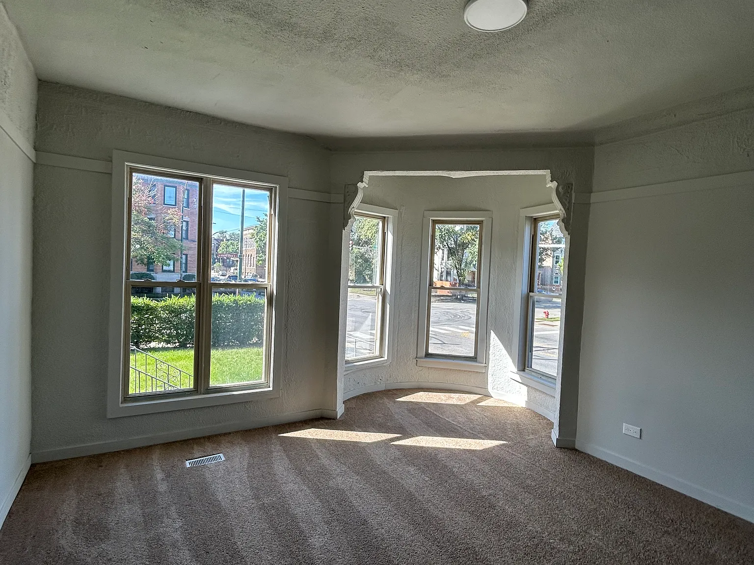 5 bed, 2.5 bath, 2300 sqft, $3,100 — Photo 4