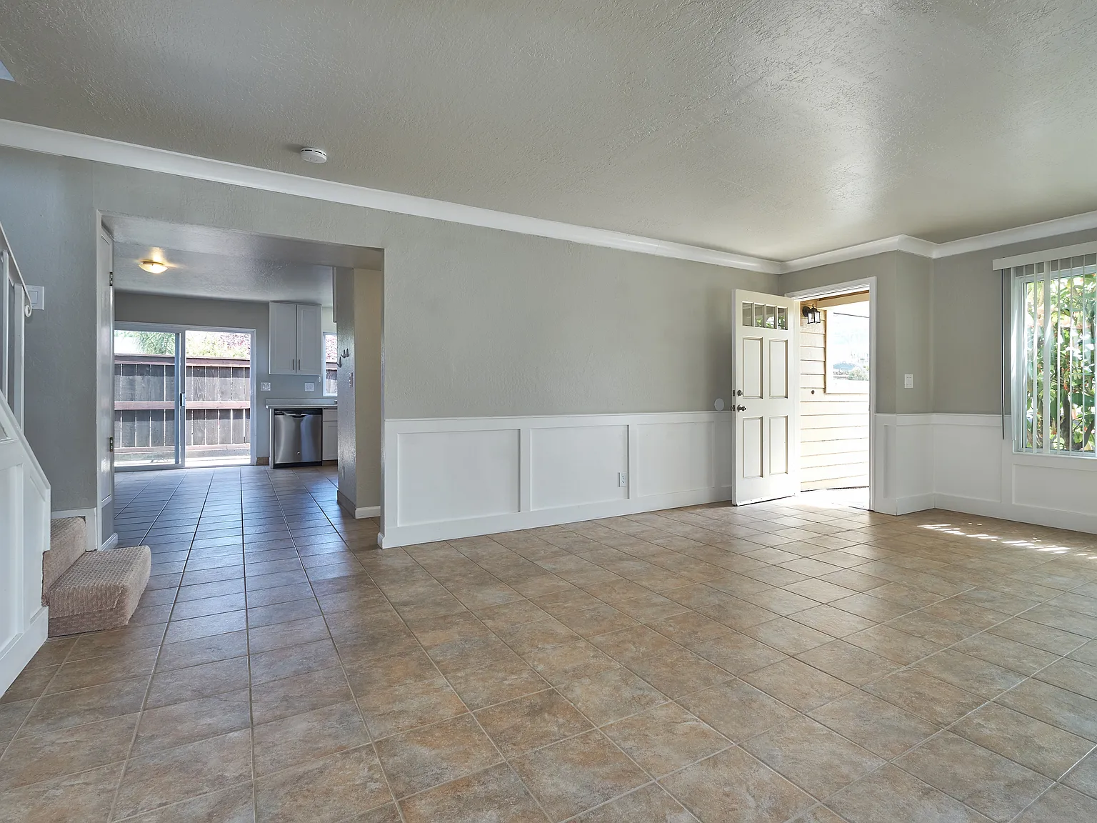 3 bed, 1.5 bath, 2416 sqft, $6,195 — Photo 3