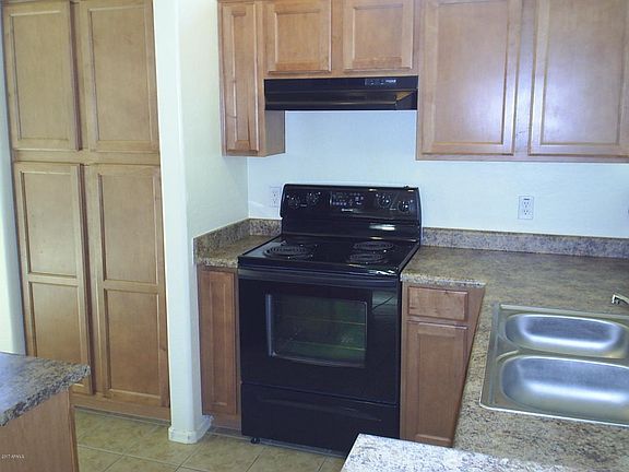 Kitchen (black appliances)