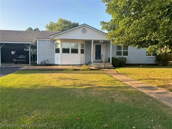 1204 W Kelly St, Ozark, AR 72949