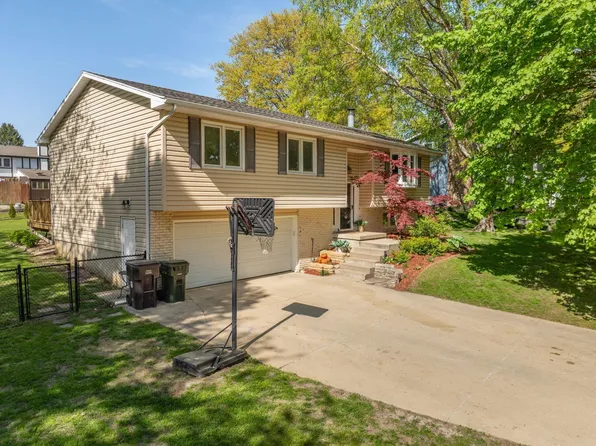 1481 Laurel Cir, Cedar Falls, IA 50613