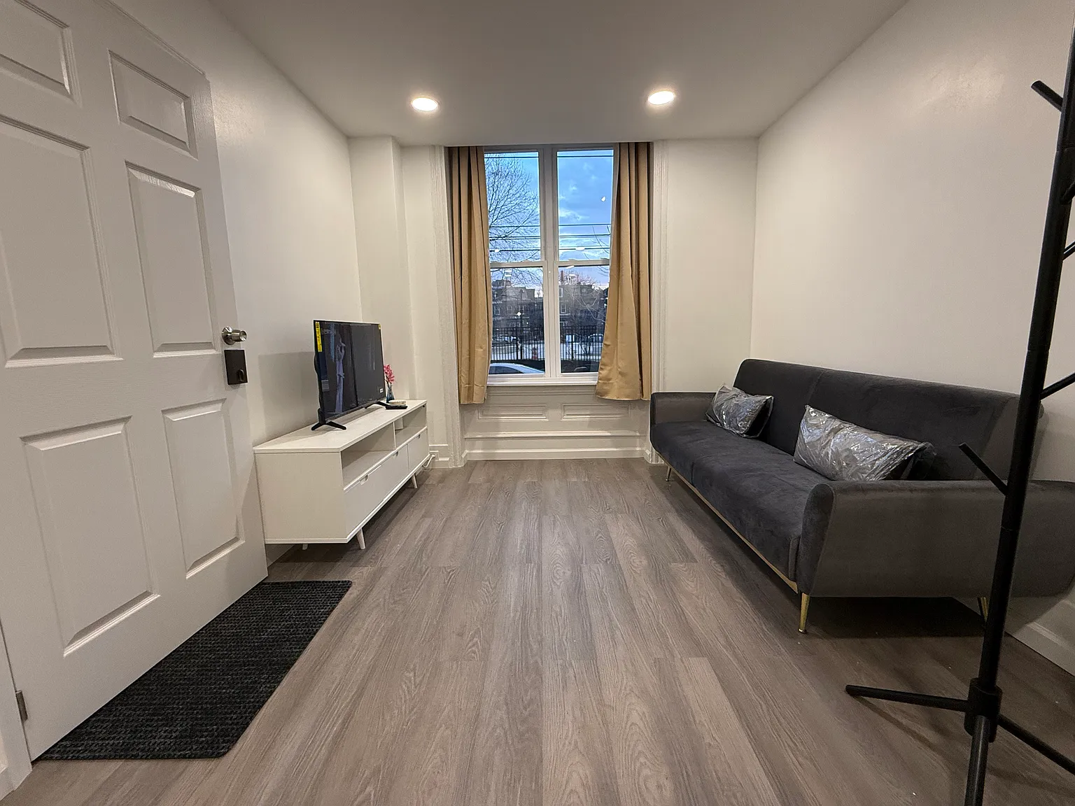 2 bed, 650 sqft, $2,000 — Photo 1