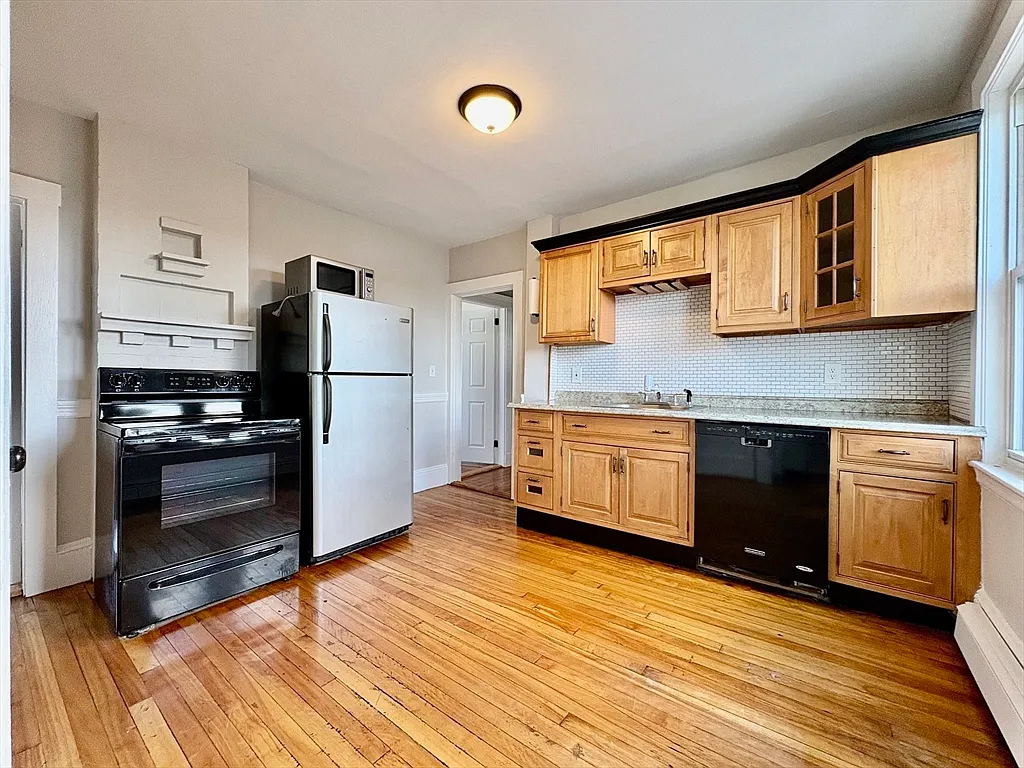 3 bed, 1.0 bath, 1170 sqft, $2,650 — Photo 1