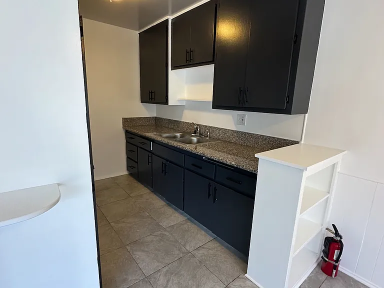 Sylmar Palms — Photo 4
