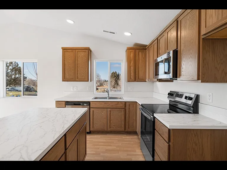 925 SE Starview Ave — Photo 4