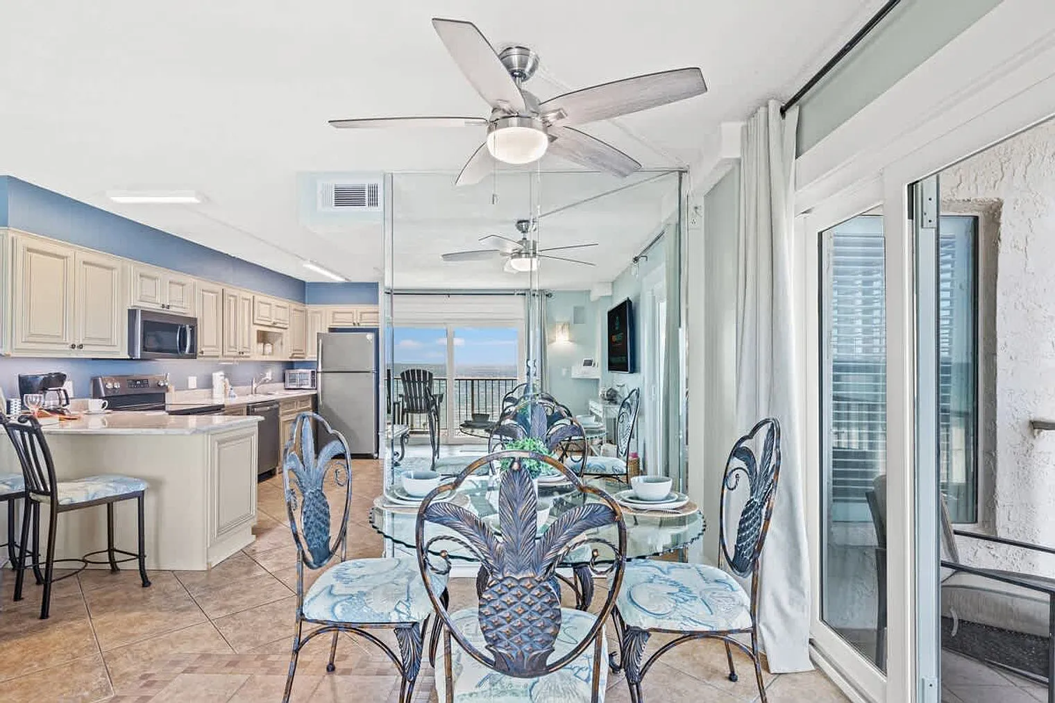 2 bed, 2.0 bath, 979 sqft, $1,974 — Photo 3