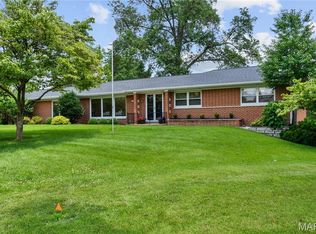 2 Ridgegate Dr, Saint Louis, MO 63132