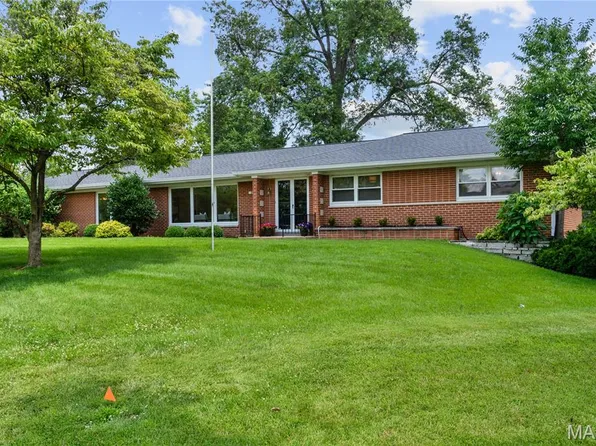 2 Ridgegate Dr, Saint Louis, MO 63132