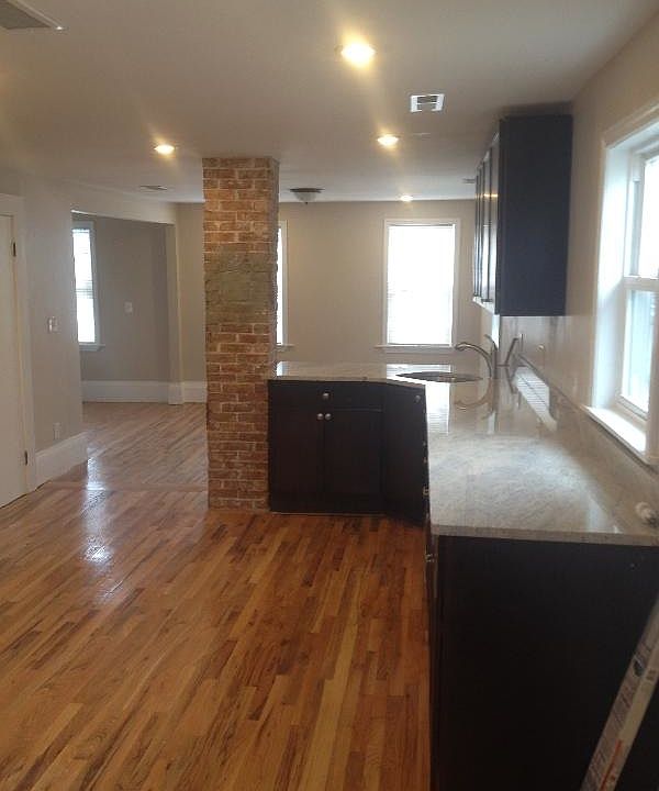 2nd image of 27 Shannon St #2