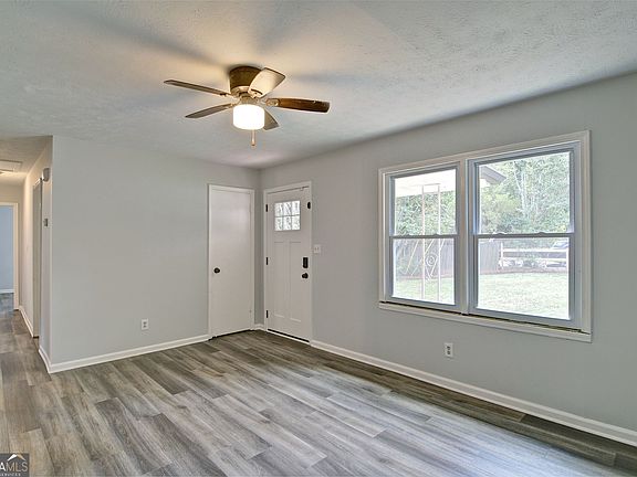 3rd image of 3939 Morris Cir