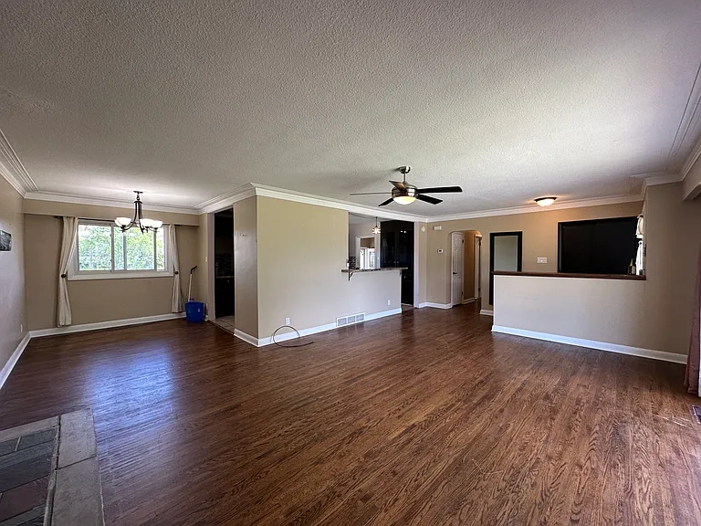108 Sidney Cres — Photo 4