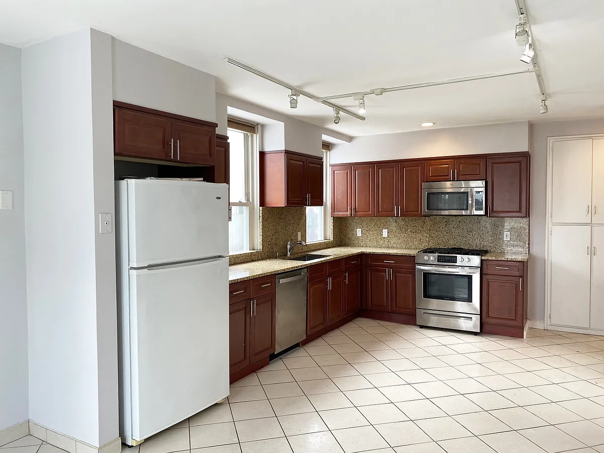 Building Photo - 496 Broadway #3