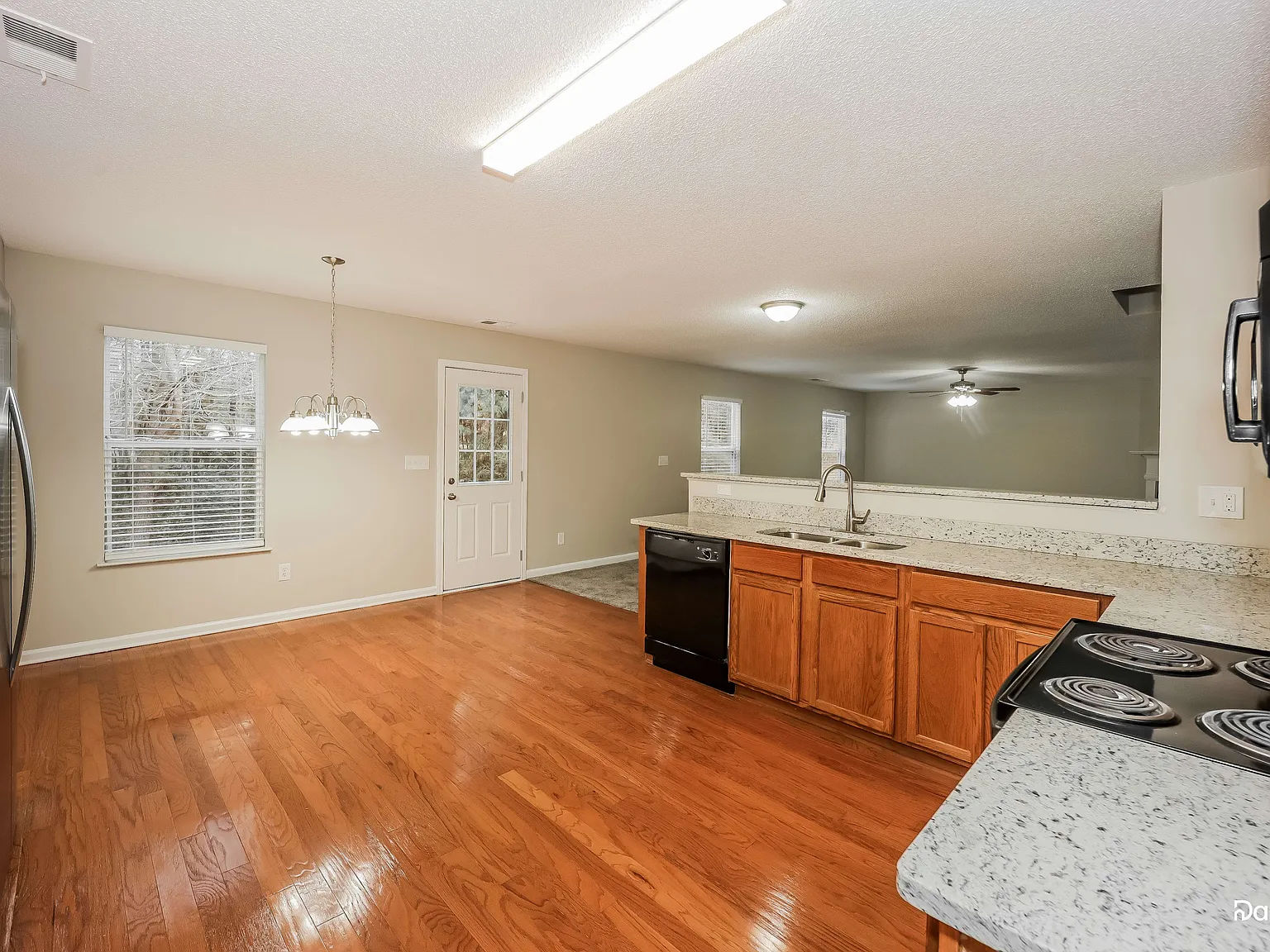 6 bed, 4.0 bath, 3562 sqft, $2,535 — Photo 2