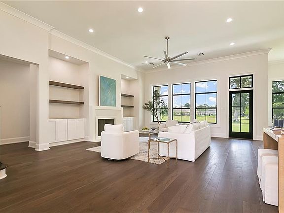 3rd image of 15 Oak Hills Ln