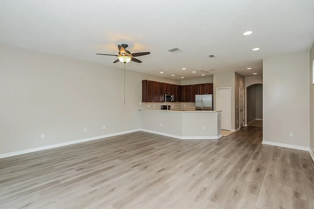 3 bed, 2.5 bath, 1700 sqft, $2,050 — Photo 4