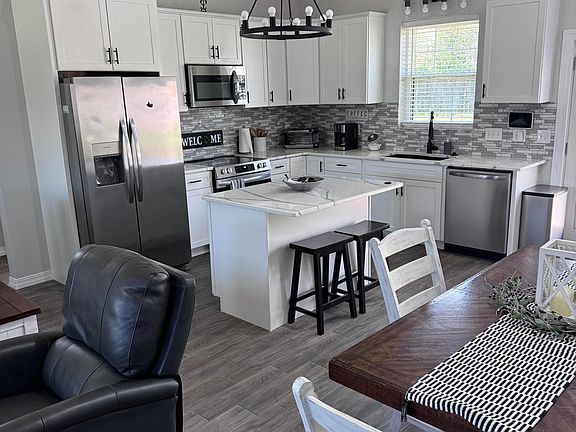 4th image of 803 Robin Road Road