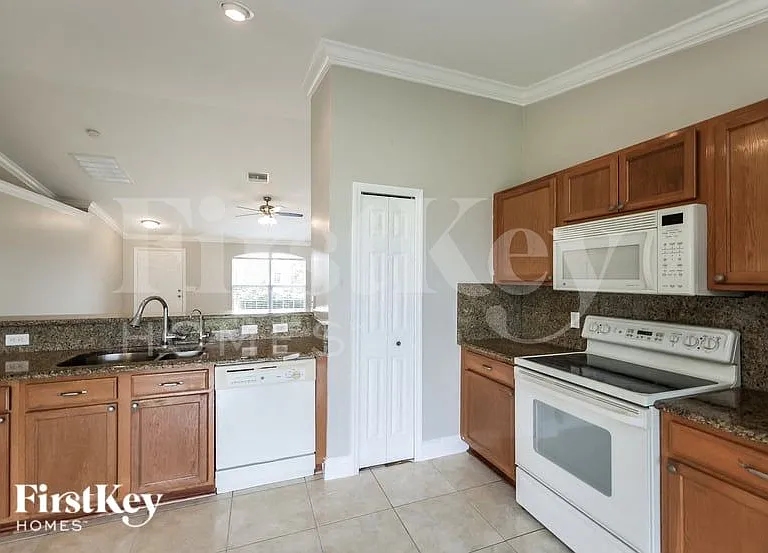 1839 NW 19th Pl — Photo 6
