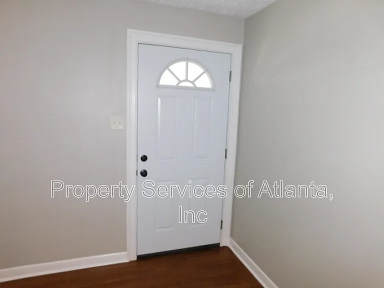 1170 Baker Ln — Photo 3