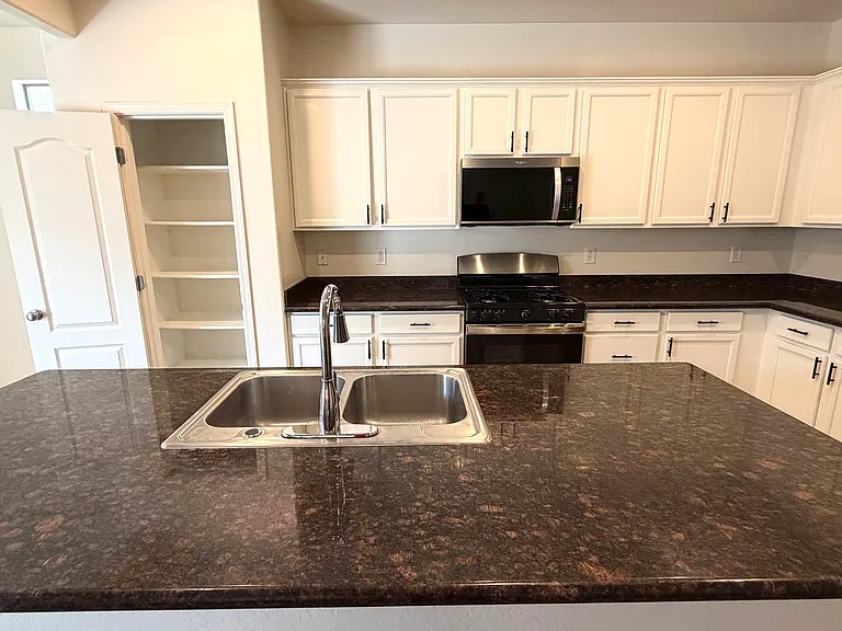 2132 S Martingale Rd — Photo 5