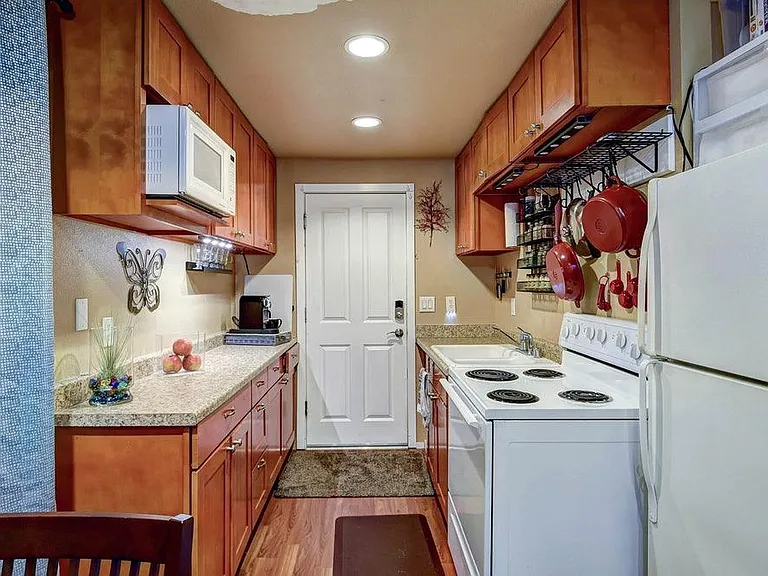 2130 Walnut St — Photo 3