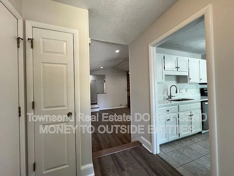 3 bed, 2.0 bath, 1364 sqft, $1,645 — Photo 2