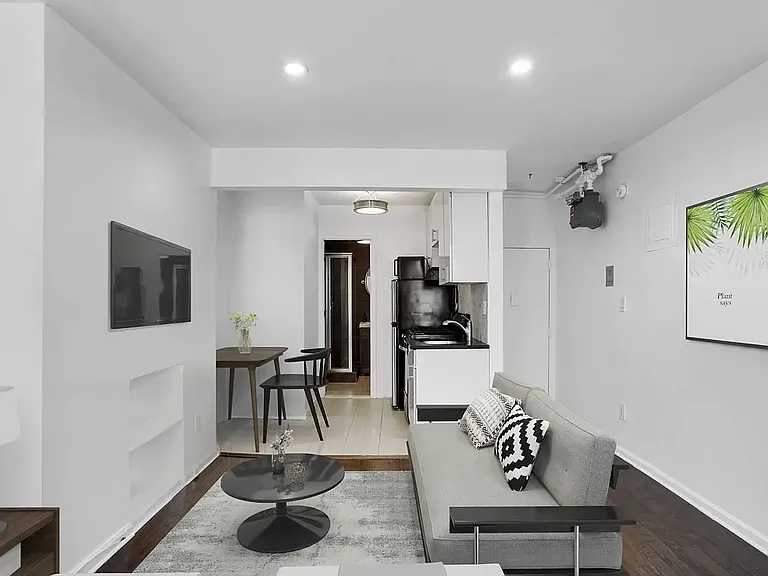 534 E 14th St #12 — Photo 4