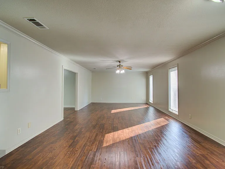 1021 Willow Dr — Photo 8