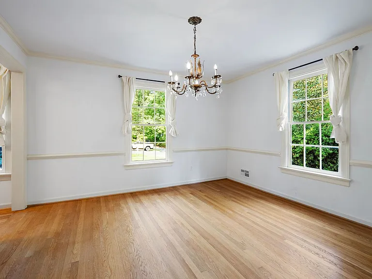 2401 Scarsborough Dr — Photo 15