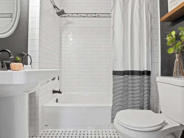 2529 Commercial Ave #1 — Photo 6