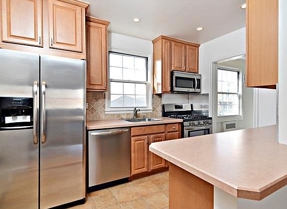 4th image of 111 N Broadway APT F6
