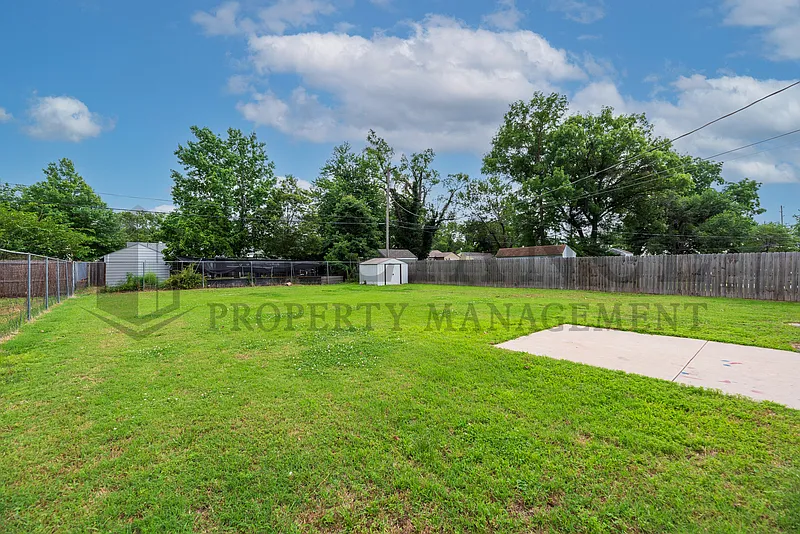 3 bed, 1.0 bath, 902 sqft, $1,195 — Photo 3