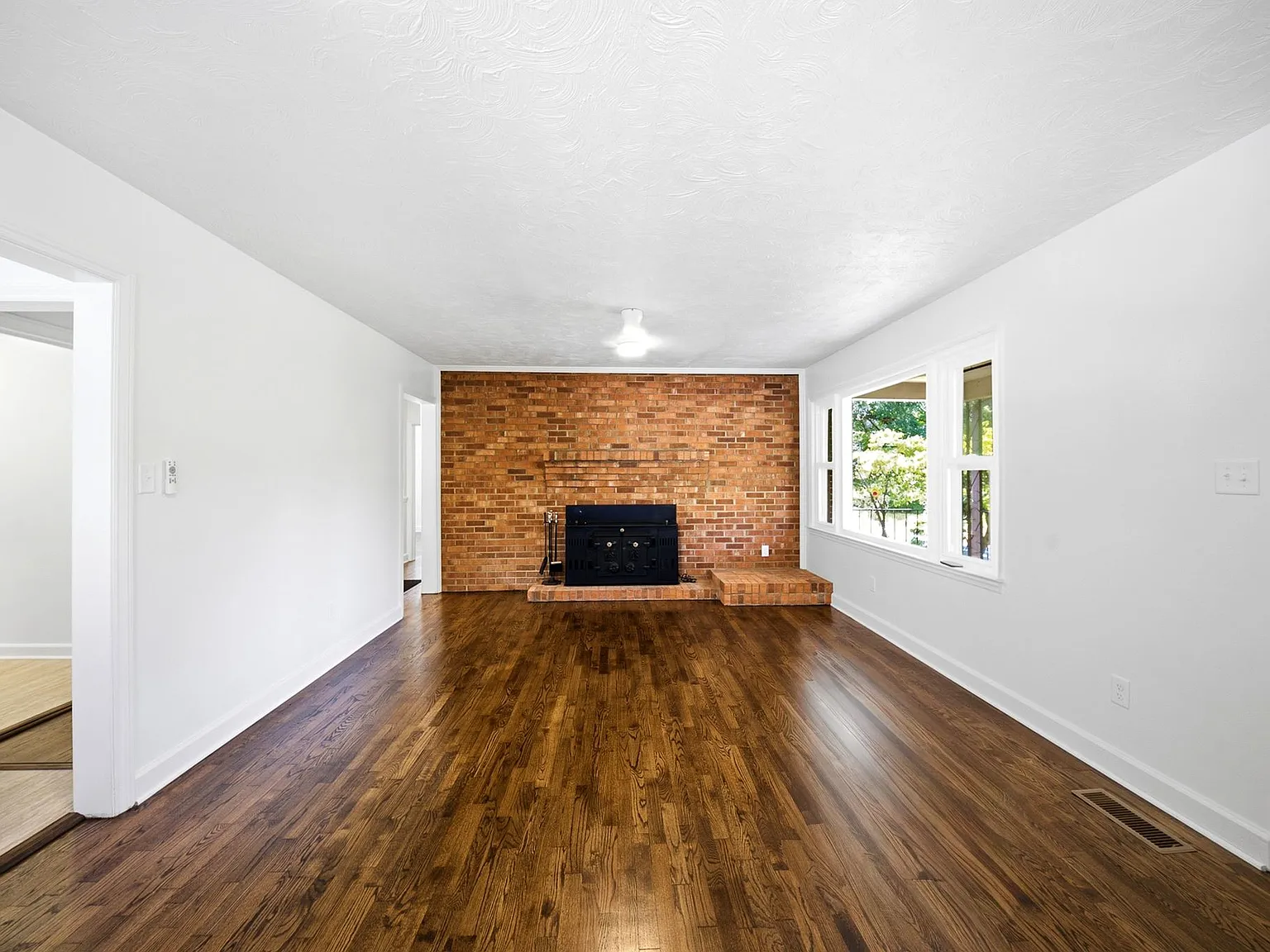 3 bed, 1131 sqft, $1,400 — Photo 3