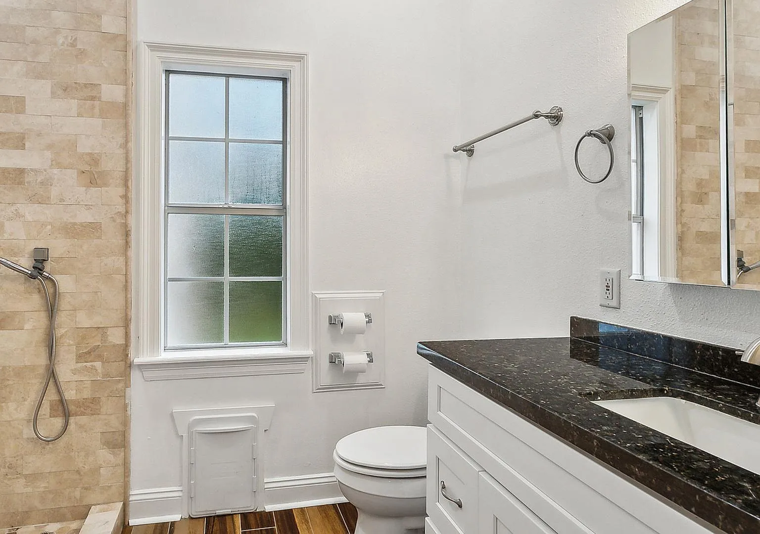 2 bed, 1.0 bath, $901 — Photo 3