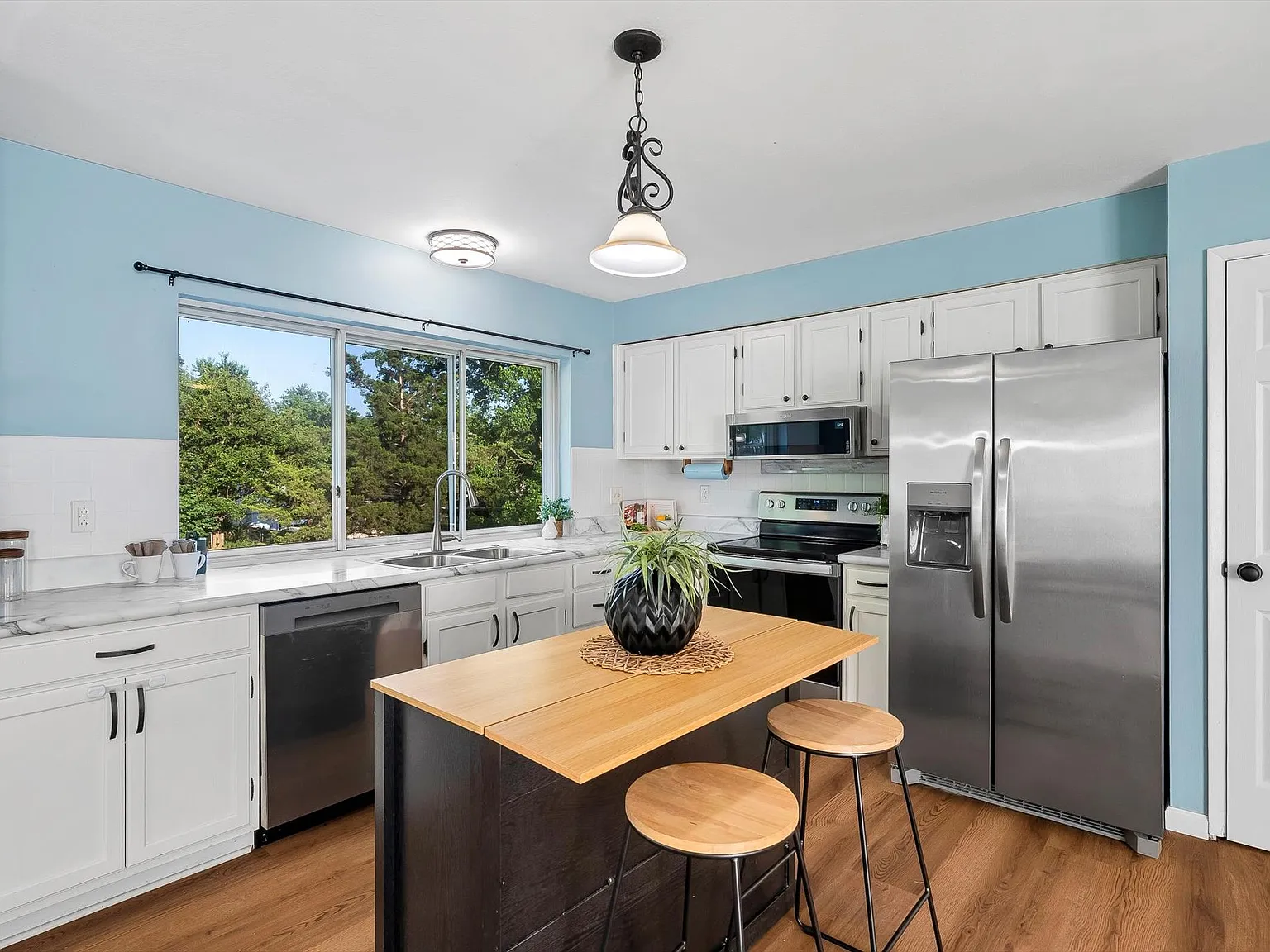 3 bed, 1571 sqft, $2,400 — Photo 3