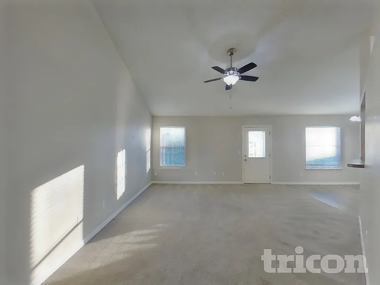 470 Shamrock Ave S — Photo 2
