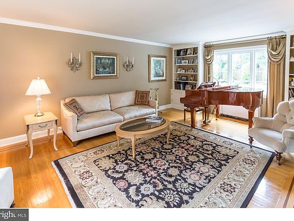 4th image of 1015 Childs Ave