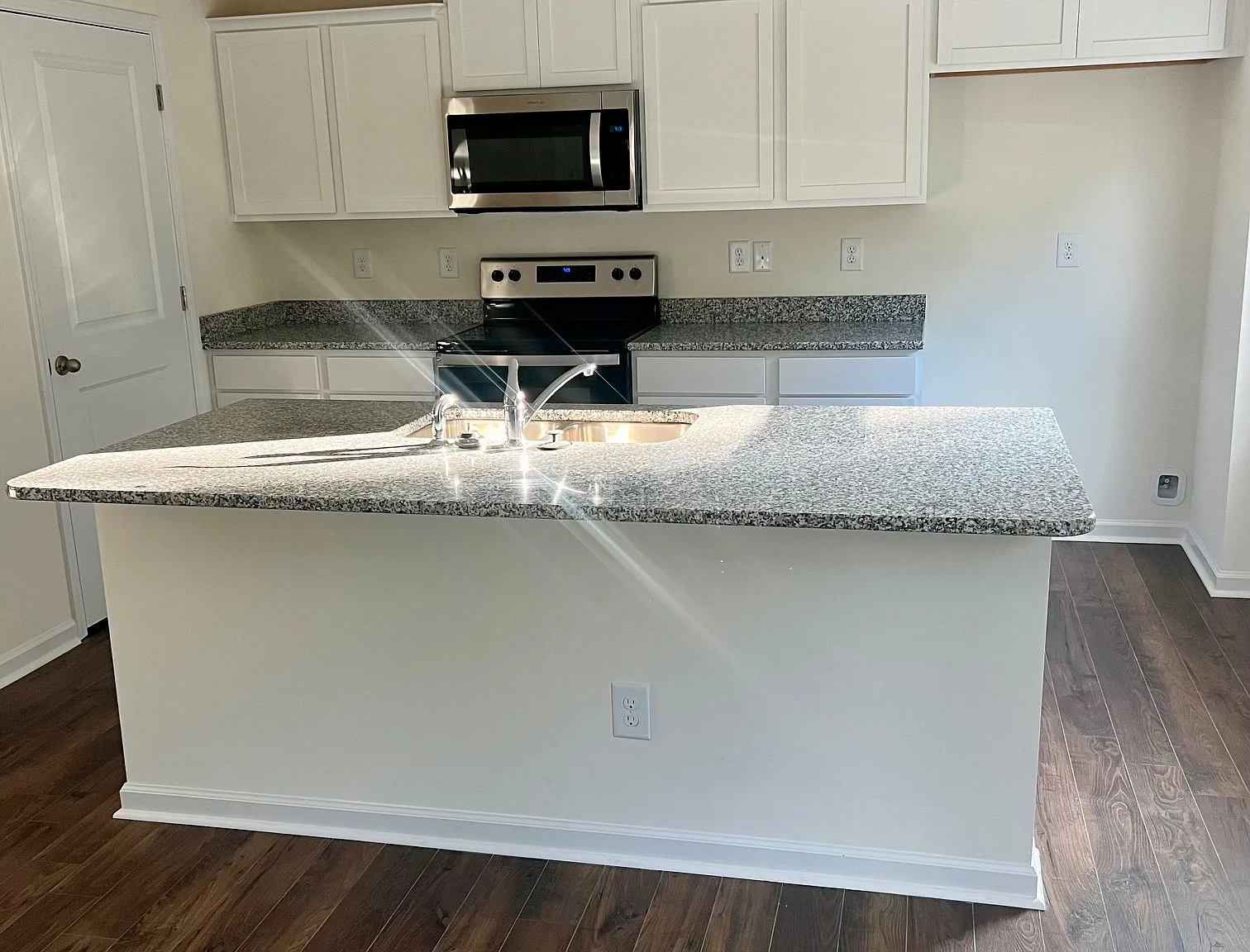 3 bed, 2.5 bath, 2160 sqft, $2,395 — Photo 4