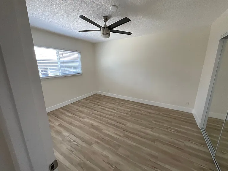 3942 Stevely Ave — Photo 8