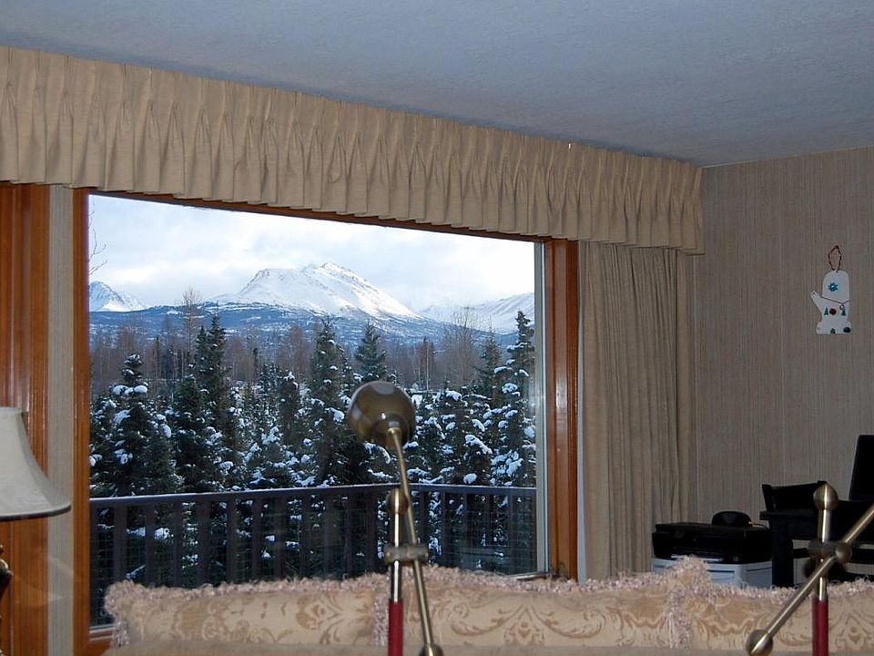 has huge living room w/fab views