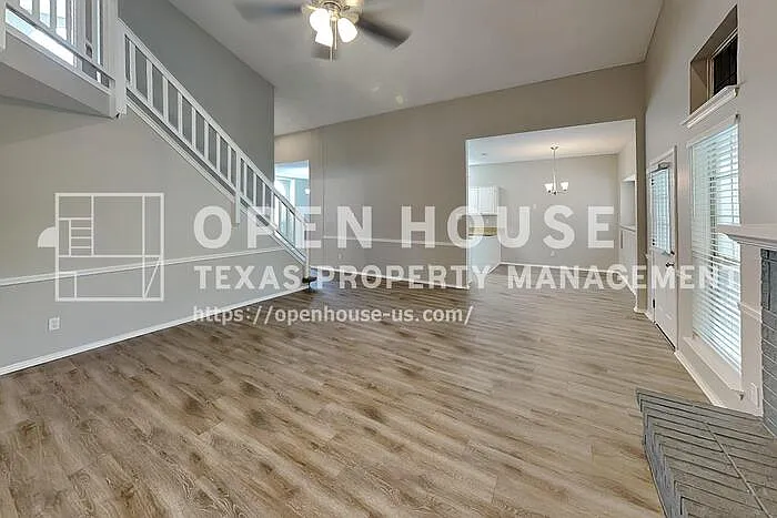 1616 Barclay Dr — Photo 3