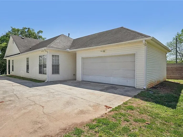 2596 Bates St SE — Photo 36